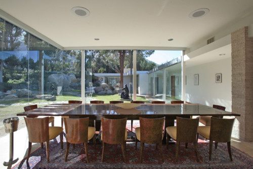 This is an example of a midcentury dining room in Los Angeles.