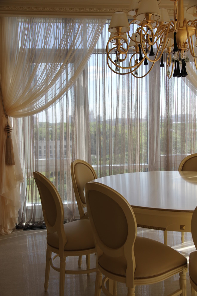 Transitional dining room in Moscow.