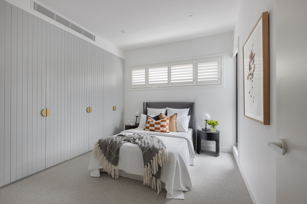 На фото: спальня в современном стиле с белыми стенами, ковровым покрытием и серым полом с