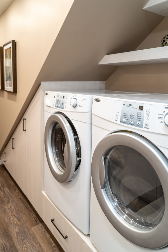 Laundry room - contemporary laundry room idea with flat-panel cabinets
