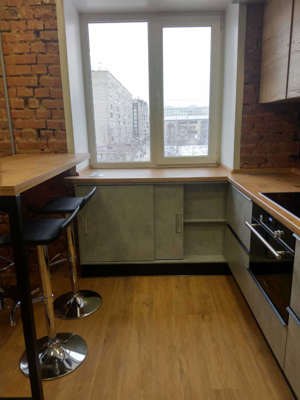 Зона под окном с раздвижными дверьми