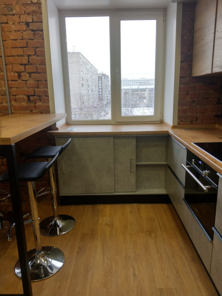 Зона под окном с раздвижными дверьми