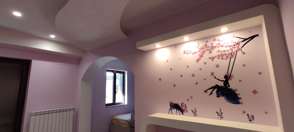 Idées déco pour une grande chambre d'enfant de 4 à 10 ans moderne avec un mur violet et un sol en carrelage de porcelaine.
