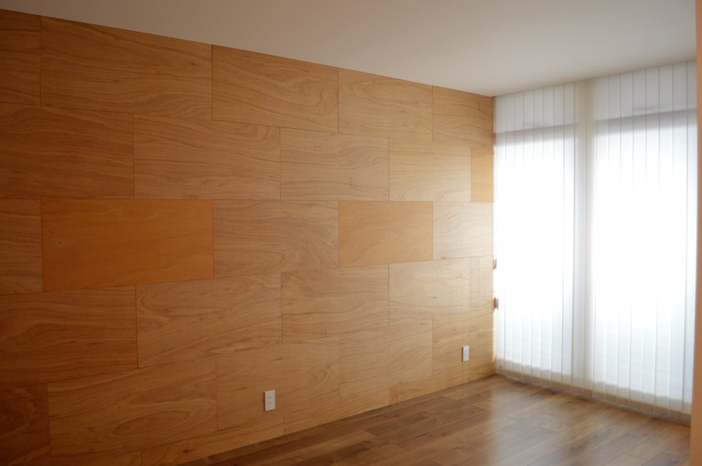 Источник вдохновения для домашнего уюта: хозяйская спальня среднего размера в стиле ретро с белыми стенами, полом из фанеры и коричневым полом