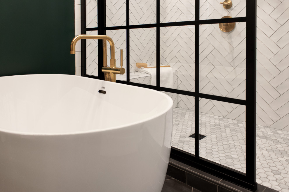 Пример оригинального дизайна: главная ванная комната среднего размера в стиле ретро с фасадами в стиле шейкер, коричневыми фасадами, отдельно стоящей ванной, душевой комнатой, белой плиткой, керамогранитной плиткой, зелеными стенами, полом из керамогранита, столешницей из кварцита, черным полом, открытым душем, белой столешницей, сиденьем для душа, тумбой под две раковины, напольной тумбой и деревянным потолком