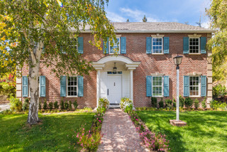 How to Make Your Brick House Feel at Home in the Landscape (7 photos)