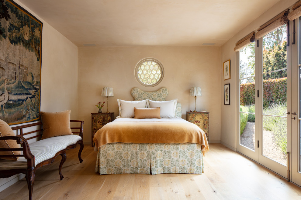 На фото: гостевая спальня среднего размера, (комната для гостей) в средиземноморском стиле с бежевыми стенами, светлым паркетным полом и бежевым полом без камина