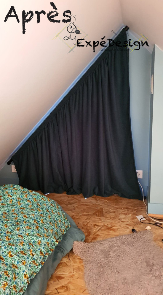 Exemple d'une chambre d'enfant moderne avec un mur bleu et parquet clair.
