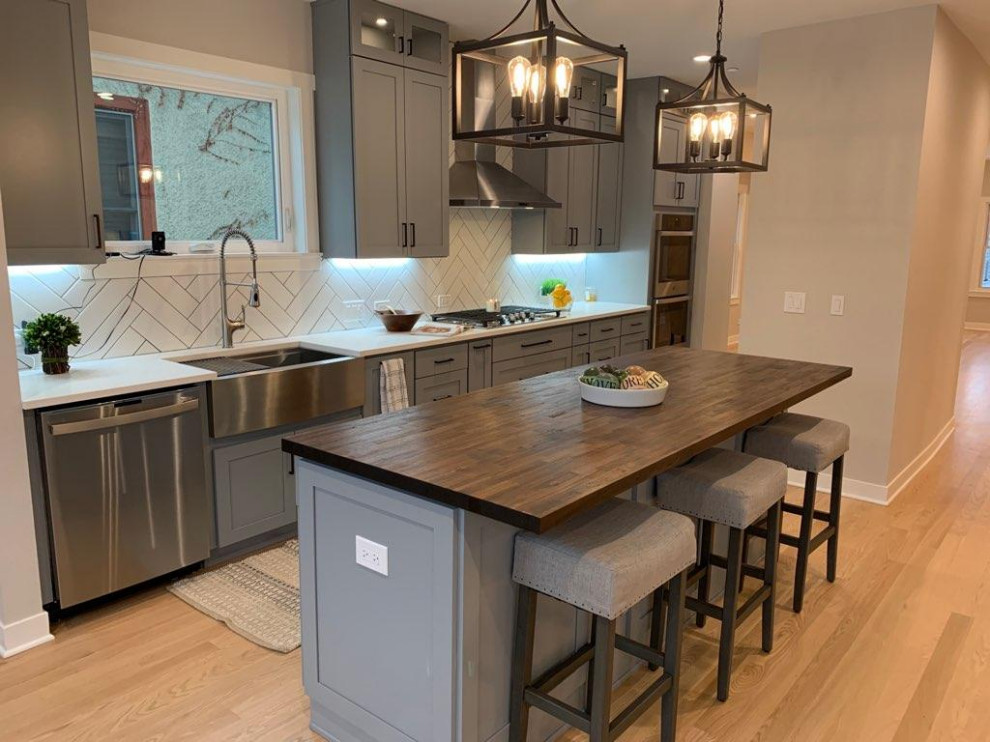 Example of a transitional kitchen design in Chicago
