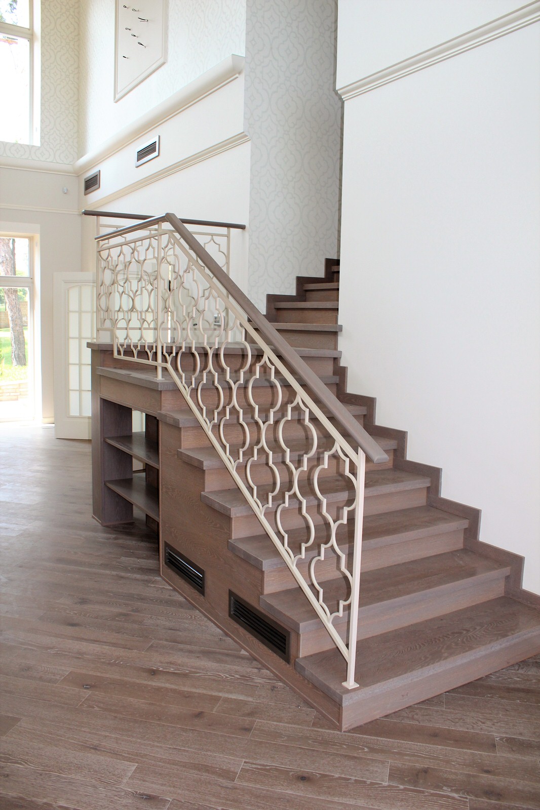 Лестница с узорчатым ограждением