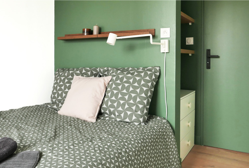 Idéer för ett mellanstort modernt gästrum, med gröna väggar, ljust trägolv och brunt golv