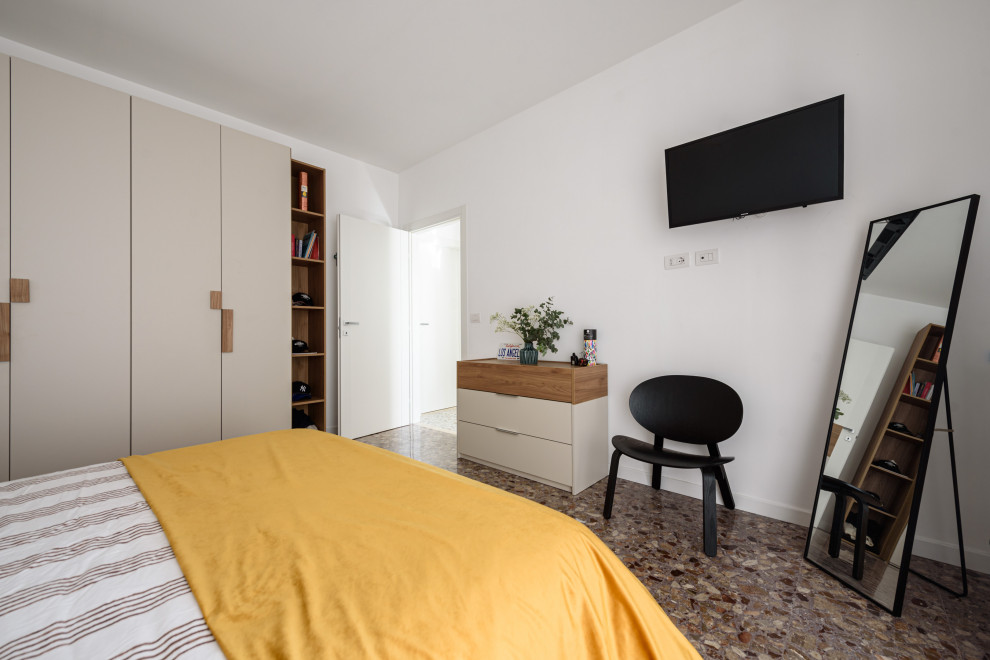 Стильный дизайн: хозяйская спальня среднего размера в стиле ретро с белыми стенами, мраморным полом и разноцветным полом - последний тренд