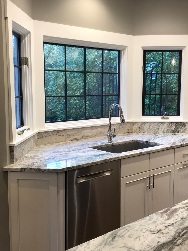Eat-in kitchen - transitional eat-in kitchen idea in Chicago with white backsplash, stainless steel appliances and an island