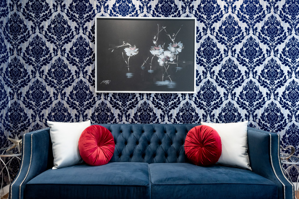 Inspiration för ett stort vintage avskilt allrum, med ett musikrum, blå väggar, mellanmörkt trägolv, en öppen hörnspis, en väggmonterad TV och brunt golv