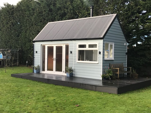 Garden room with mezzanine bed, shower, kitchen and fire 