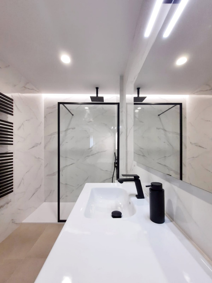 Modelo de cuarto de baño minimalista con paredes blancas