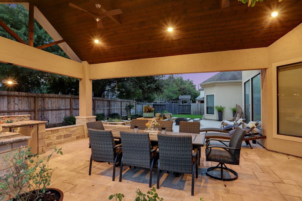 Стильный дизайн: двор среднего размера на заднем дворе в классическом стиле с летней кухней, покрытием из каменной брусчатки и навесом - последний тренд