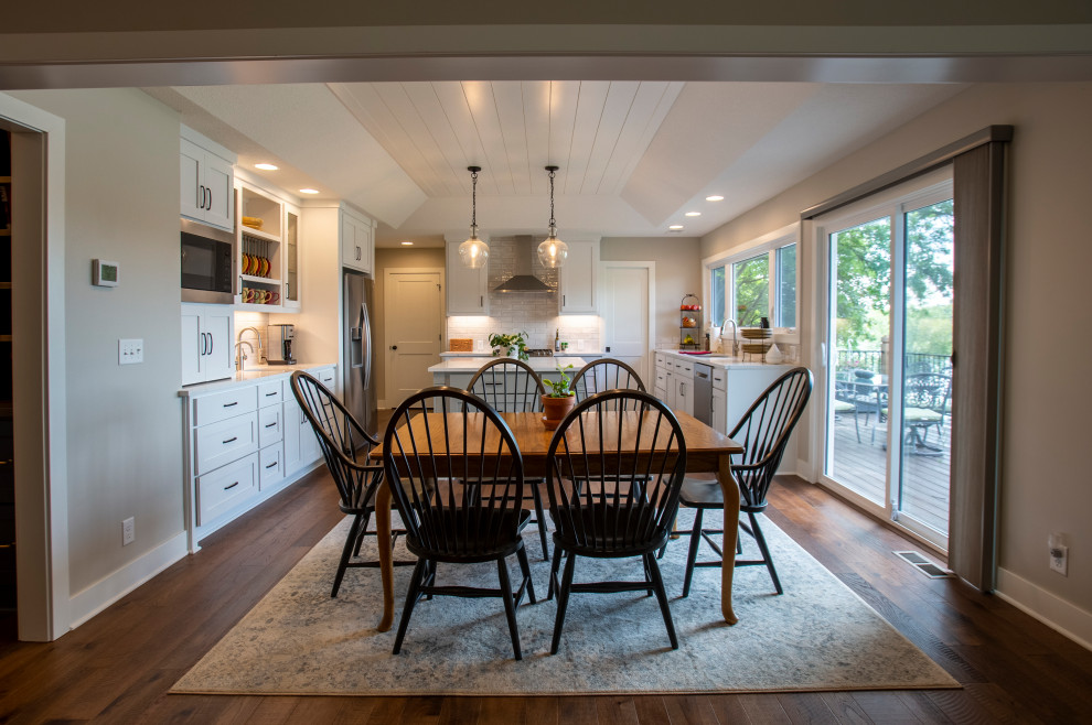 Esempio di una sala da pranzo aperta verso la cucina chic con pavimento in legno massello medio, pavimento marrone e soffitto in perlinato