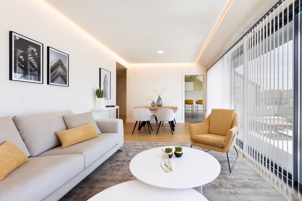 Foto de salón cerrado y blanco y madera actual grande con paredes blancas y suelo de madera en tonos medios