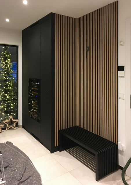 Garderobe mit Sitzbank und Einbau-Weinkühler - Modern - Eingang - München - von Bauer Einrichtungs GmbH