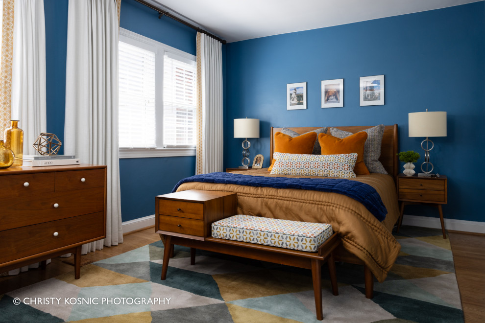 Bild på ett litet 60 tals sovrum, med blå väggar