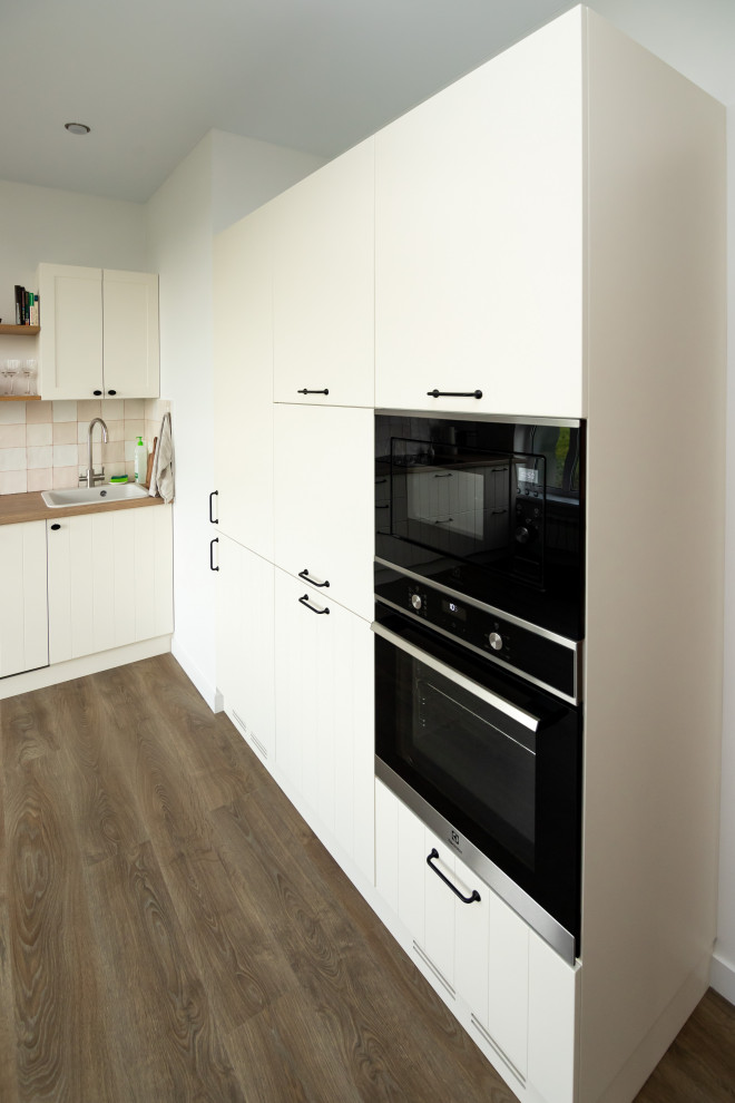 Светлая кухня в стиле скандинавский минимализм с деревянными элементами