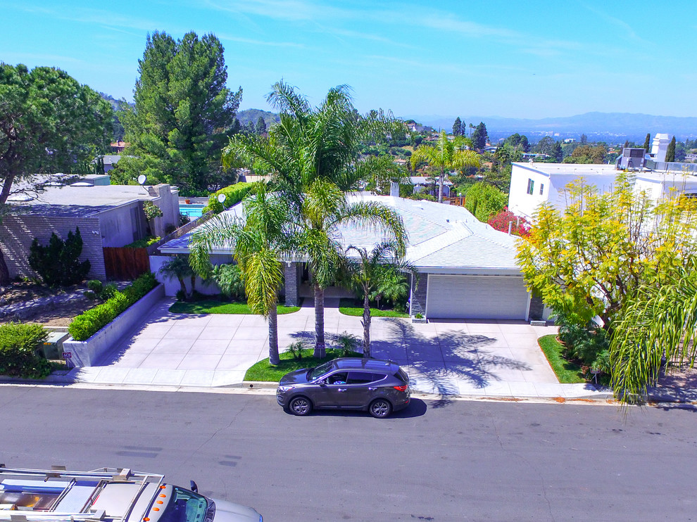 Inspiration for a modern home design remodel in Los Angeles