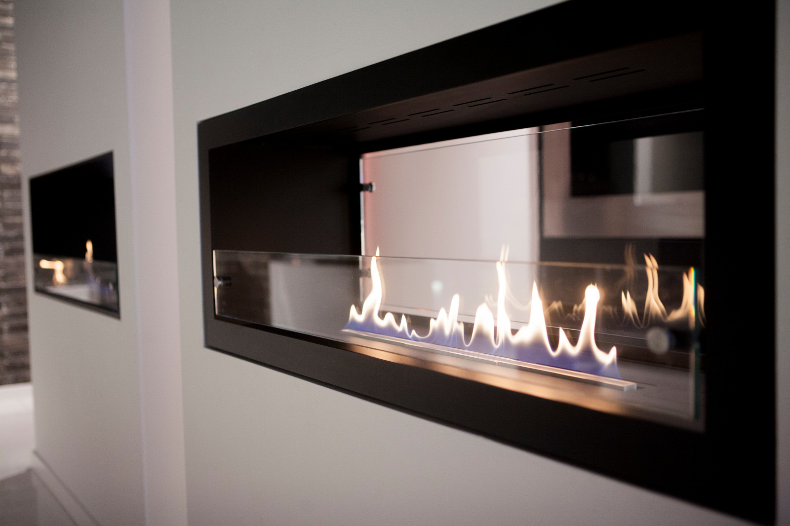 Гостиная. Сквозной биокамин Decoflame дизайнерское решение для двух пространств.