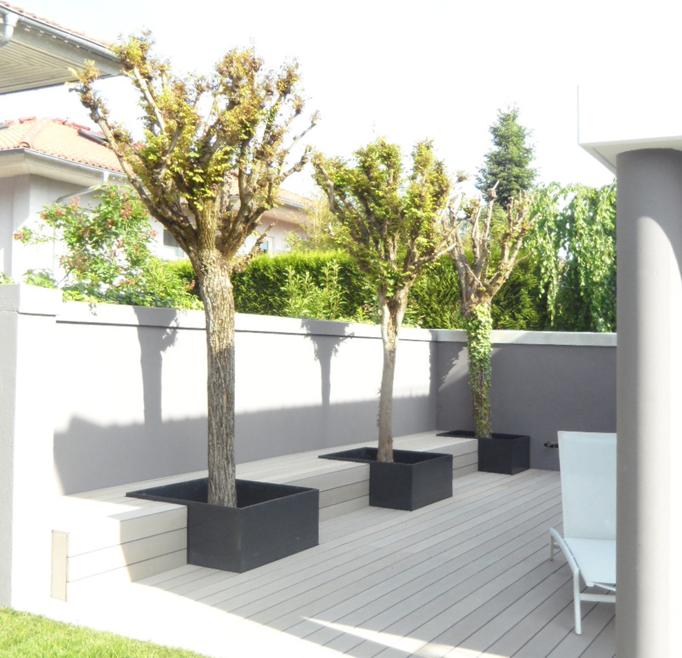 Design ideas for a mid-sized contemporary backyard deck in Stuttgart with a container garden and no cover.
