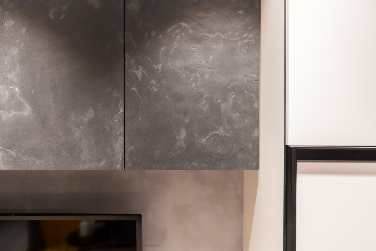 "Белый, серый и графит"