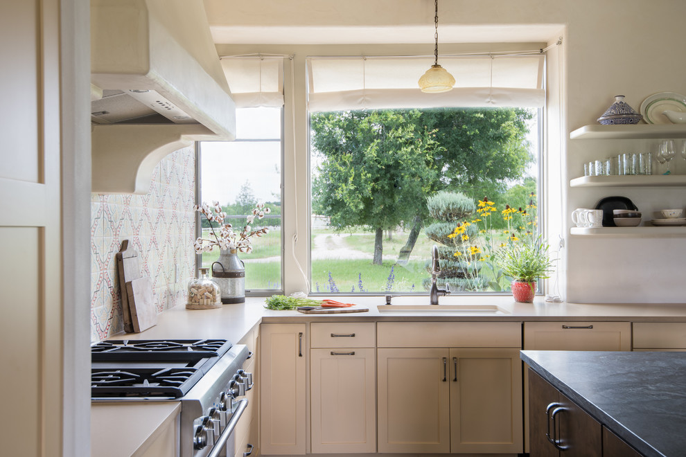 Inspiration for a farmhouse kitchen in Austin.