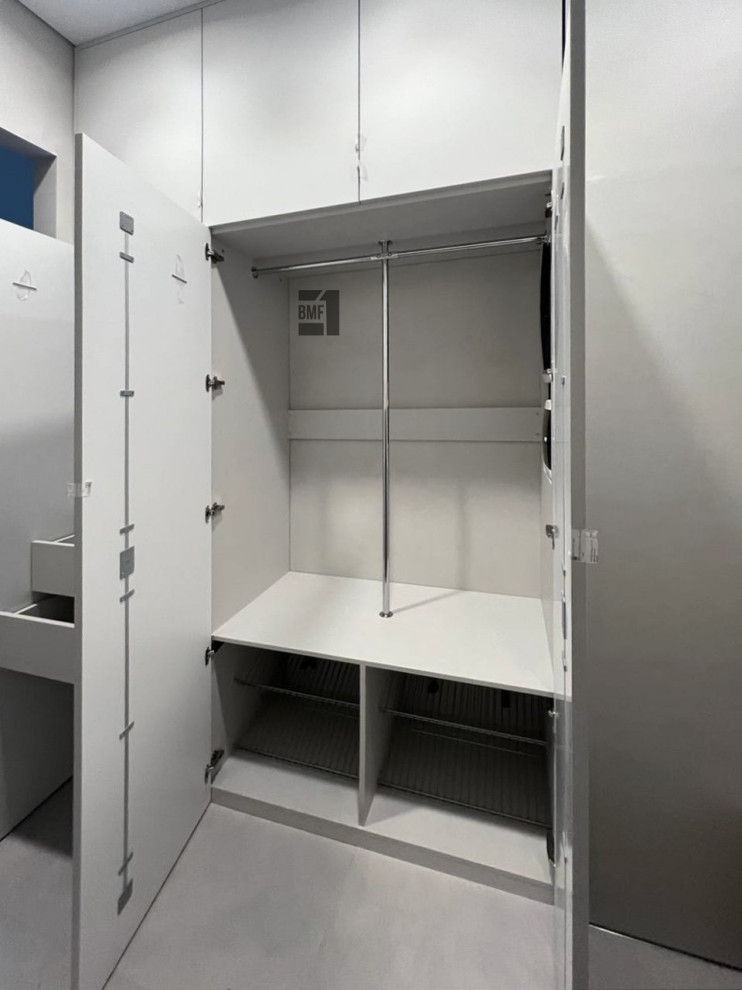 Шкаф в прихожую серого цвета