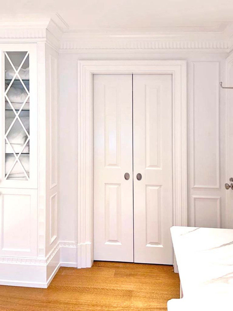 Пример оригинального дизайна: главный совмещенный санузел среднего размера в классическом стиле с фасадами в стиле шейкер, белыми фасадами, японской ванной, открытым душем, унитазом-моноблоком, белой плиткой, белыми стенами, паркетным полом среднего тона, накладной раковиной, столешницей из искусственного кварца, коричневым полом, душем с раздвижными дверями, белой столешницей, тумбой под две раковины, встроенной тумбой, кессонным потолком и деревянными стенами