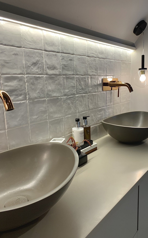 Modernes Badezimmer En Suite mit freistehender Badewanne und Doppelwaschbecken in Sonstige