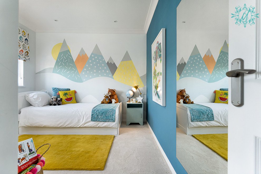 Ispirazione per una camera da letto moderna di medie dimensioni con pareti blu e pavimento beige