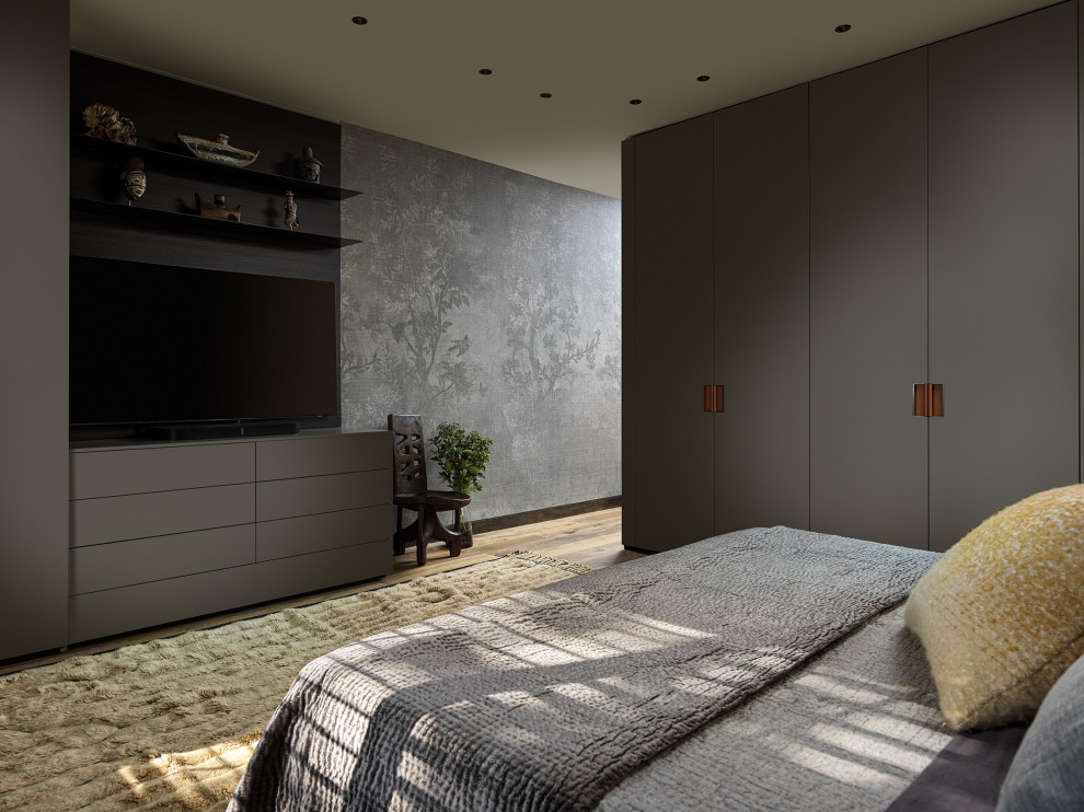 Esempio di una camera matrimoniale minimalista di medie dimensioni con pareti grigie, pavimento in legno massello medio, pavimento marrone e carta da parati