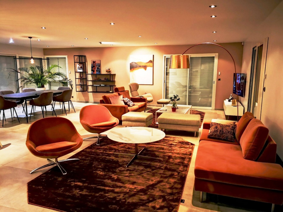 Immagine di un soggiorno scandinavo con pareti beige, pavimento in travertino, TV a parete e pavimento beige