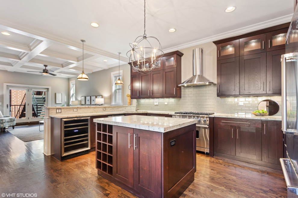 Example of a transitional home design design in Chicago