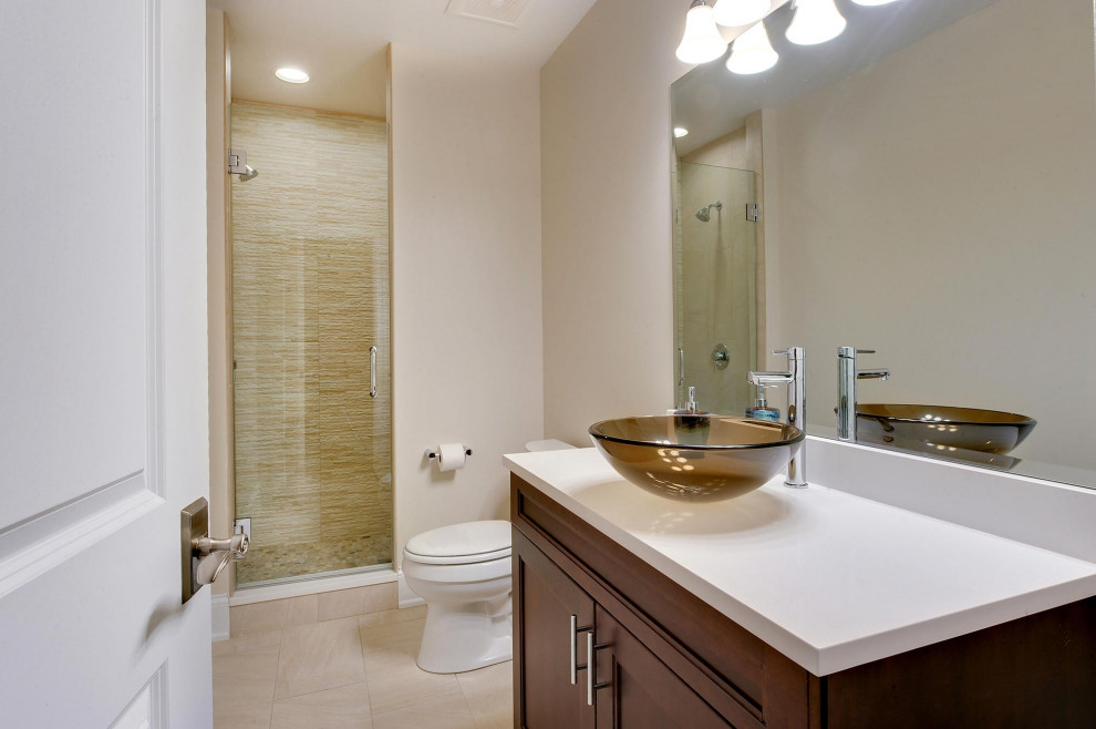 Example of a transitional home design design in Chicago