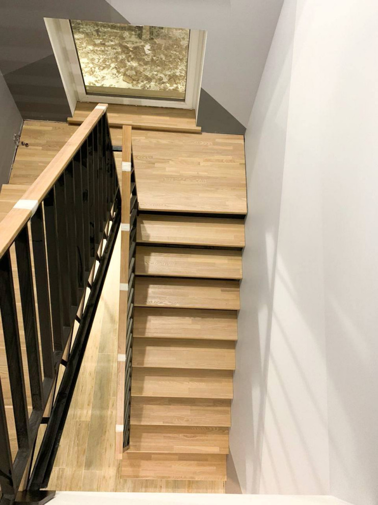 Комбинированная лестница на металлическом каркасе