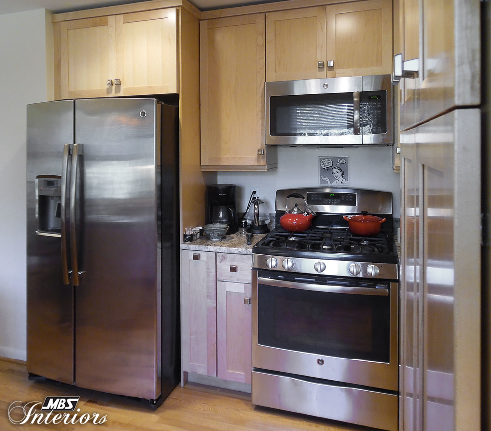 Eat-in kitchen - mid-sized transitional u-shaped light wood floor eat-in kitchen idea in Detroit with an undermount sink, flat-panel cabinets, light wood cabinets, granite countertops, beige backsplash, stainless steel appliances and a peninsula