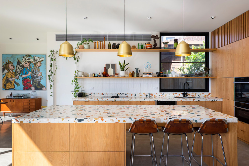 Cette photo montre une cuisine éclectique en bois clair avec un évier 2 bacs, un plan de travail en terrazzo, une crédence blanche, une crédence en céramique, sol en béton ciré, un sol gris et un plan de travail multicolore.