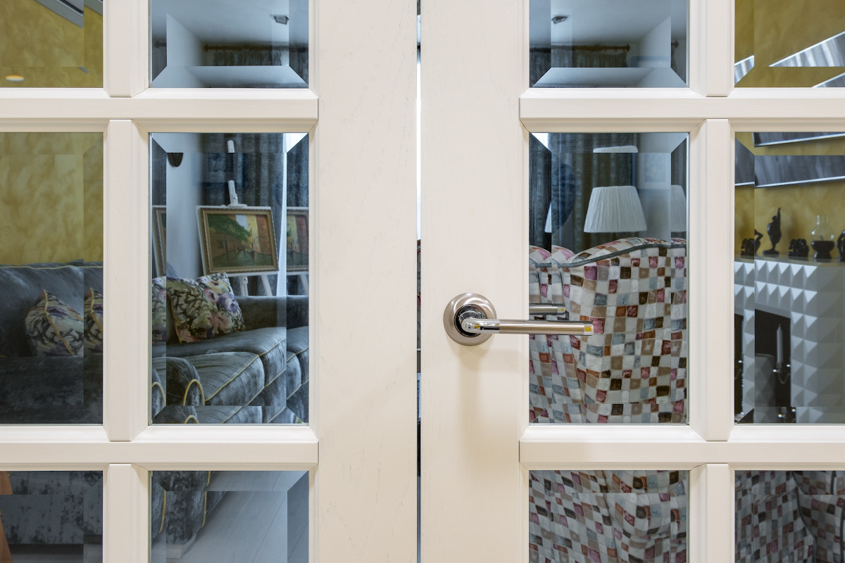 Яркая квартира с белыми дверями