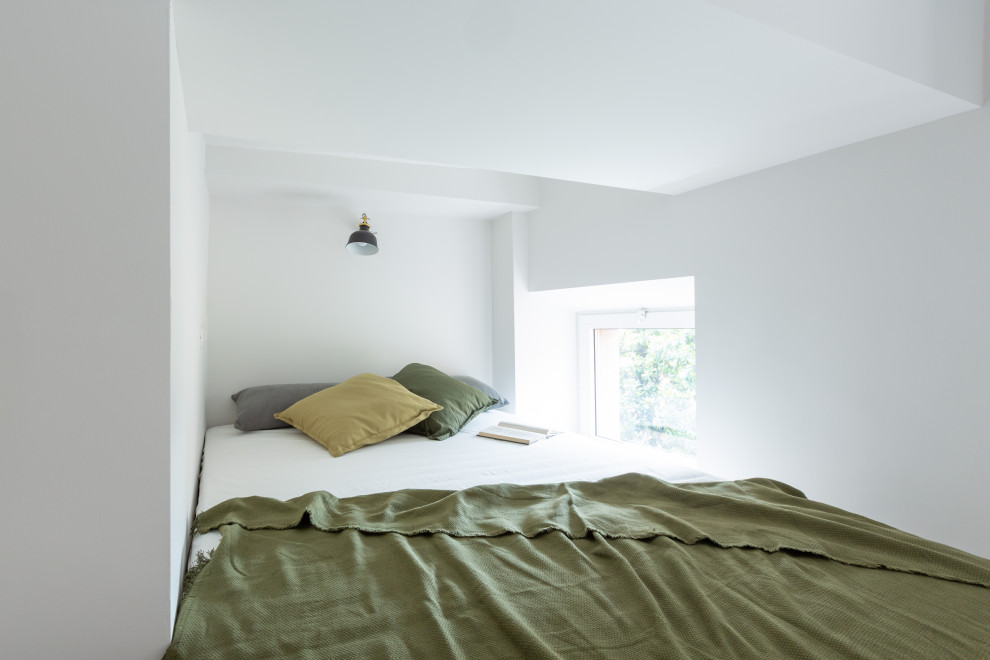 Exemple d'une petite chambre scandinave avec un mur blanc.