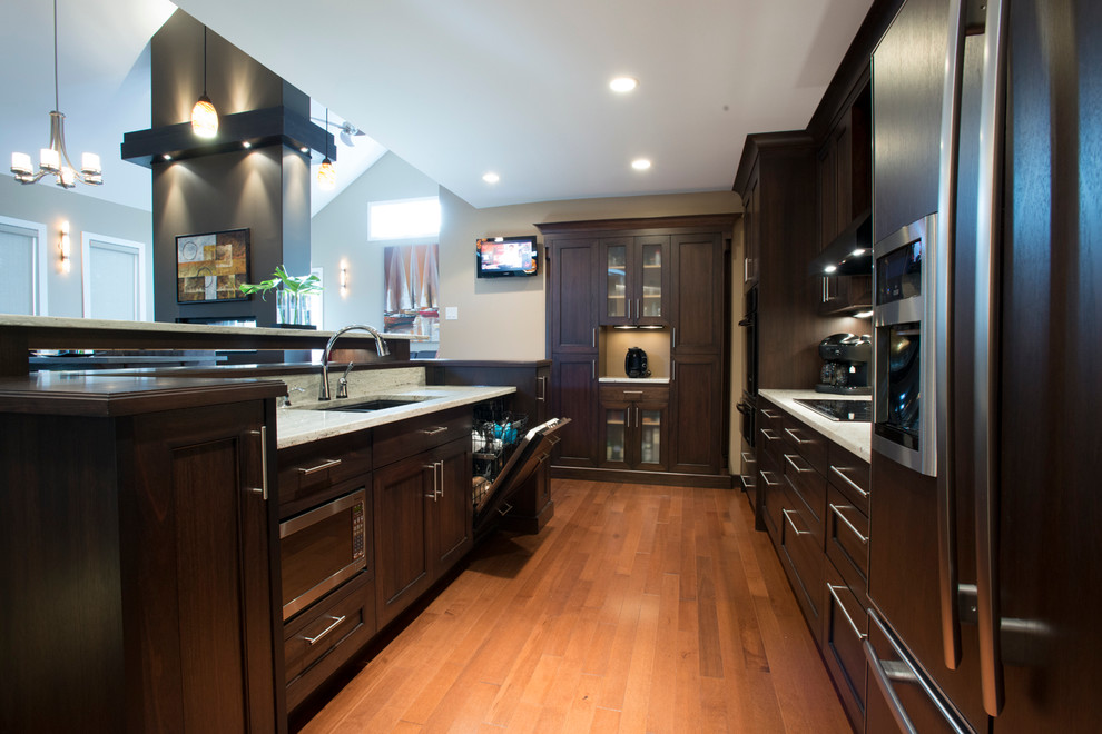 Kitchen - transitional kitchen idea in Vancouver