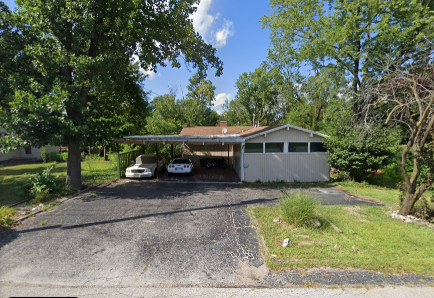 Curb appeal/Carport/Odd Entrance