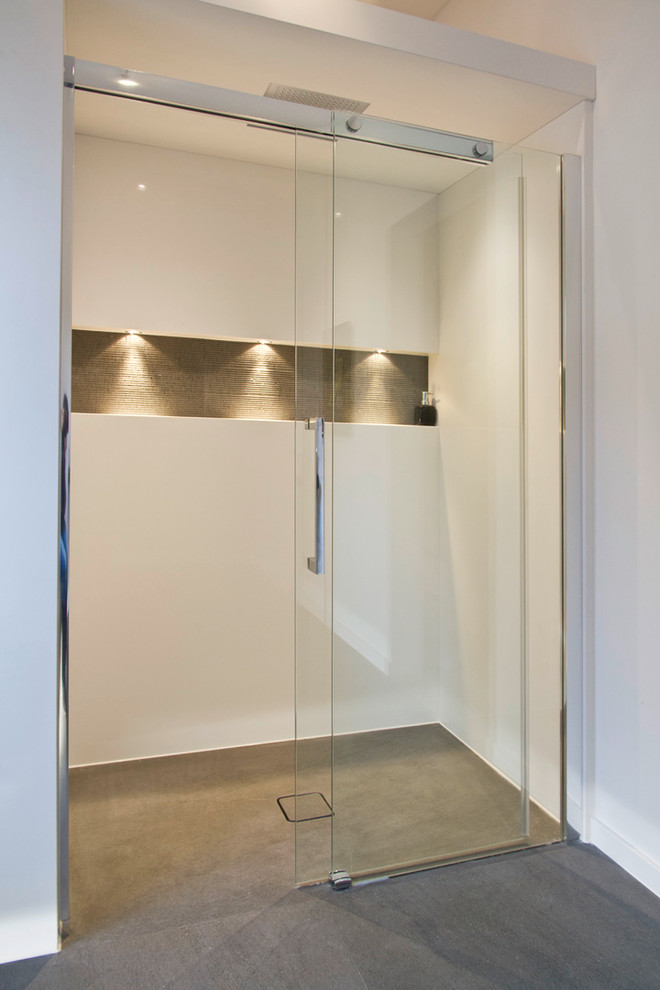 Inspiration for a mid-sized contemporary 3/4 bathroom in Dortmund with white walls and a sliding shower screen.
