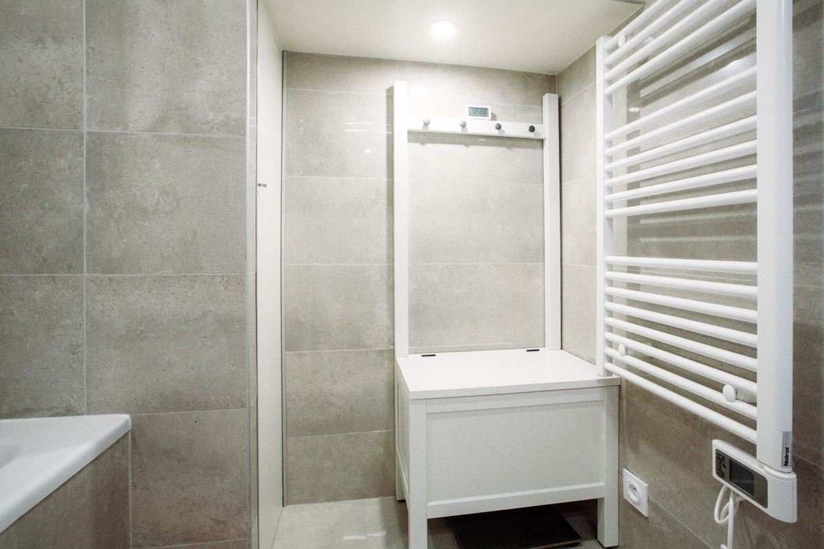 Salle de bain gris et wc blanc