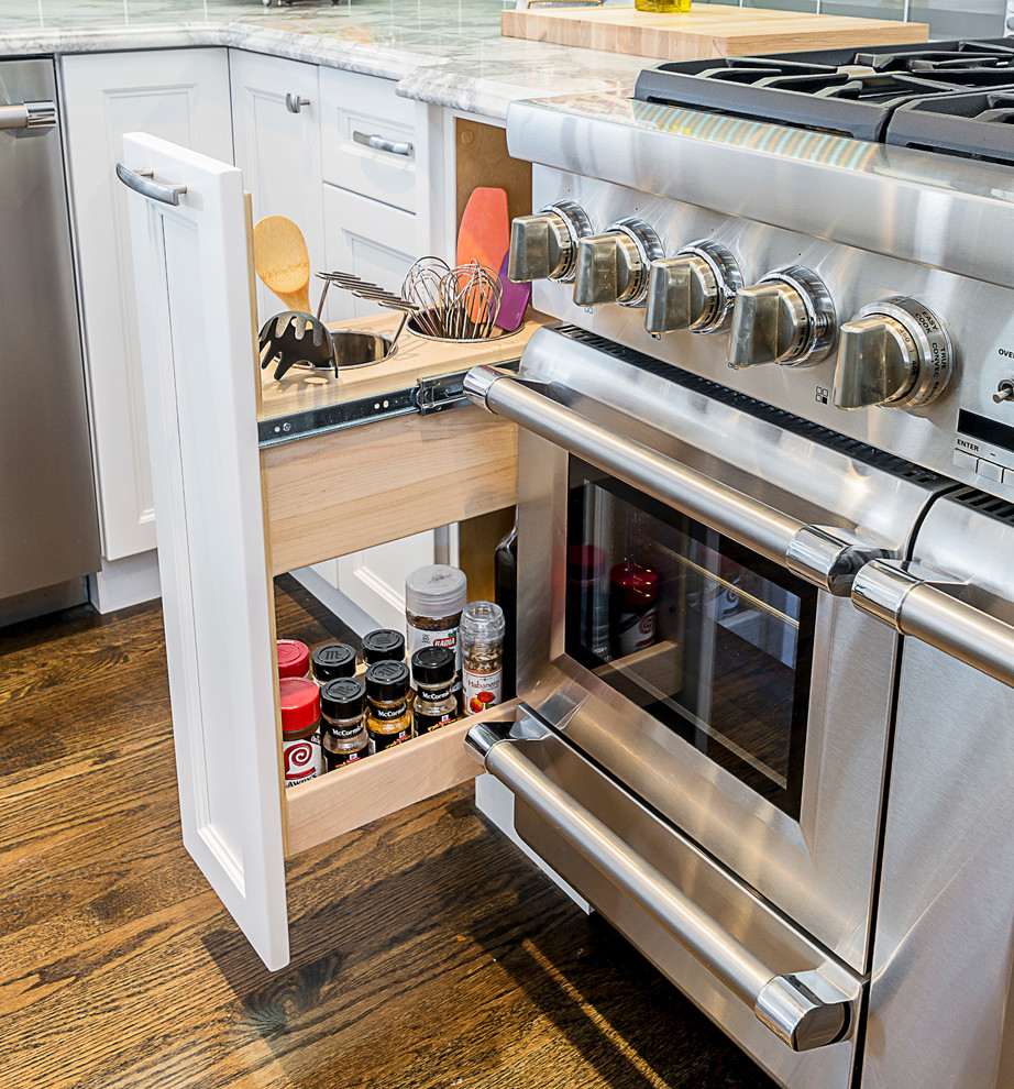Example of a transitional kitchen design in Chicago