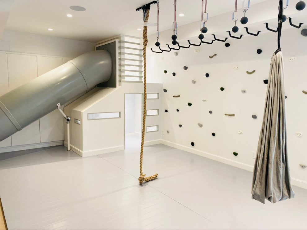 Immagine di una cameretta per bambini da 4 a 10 anni country di medie dimensioni con pareti bianche, parquet chiaro, pavimento grigio, soffitto in legno e pannellatura